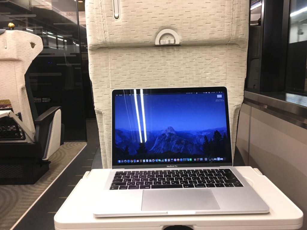 京阪プレミアムカー　座席背面テーブル　MacBook Pro