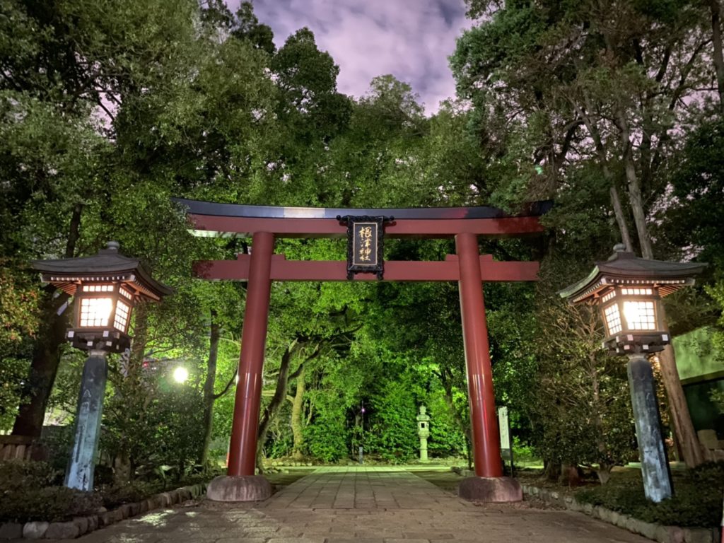 深夜の根津神社（北口）を iPhone 11 Pro で撮影（ズーム1.0倍）